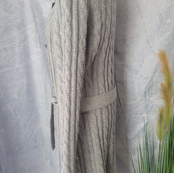 Lady's beautiful knee length sweeter - Picture 2 of 3